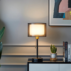 Bordlampe med dobbelt lampeskærm i stof til indendørs brug