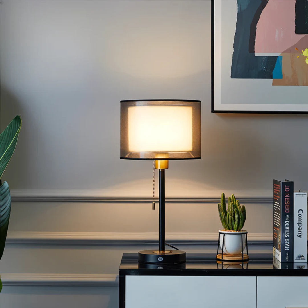 Bordlampe med dobbelt lampeskærm i stof til indendørs brug