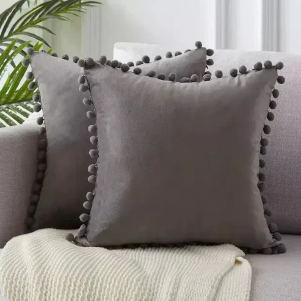 Pyntepude med pomponer – dekorativ pude til sofa, seng og stue