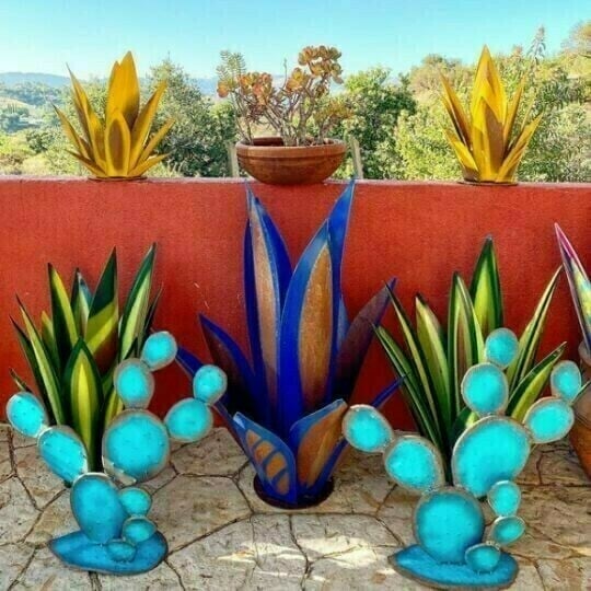 Color-Changing Garden Lighting for Outdoor Spaces – Solar LED Agave Lamp