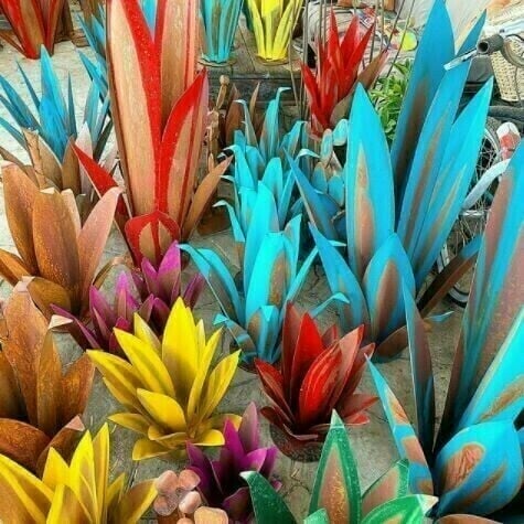 Color-Changing Garden Lighting for Outdoor Spaces – Solar LED Agave Lamp