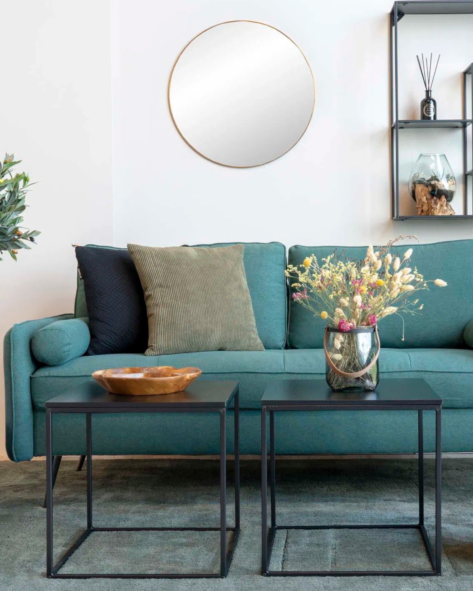 NoirCube Table – Moderne sort sidebord med metalramme, 45x45x45 cm