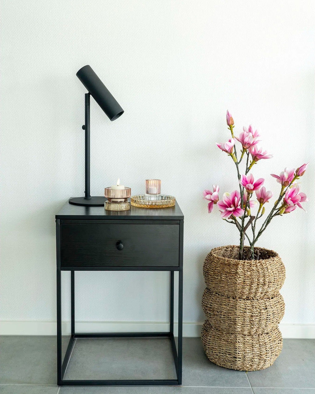 Noir Table – Sort sidebord med skuffe og metalramme, 40x40x55 cm