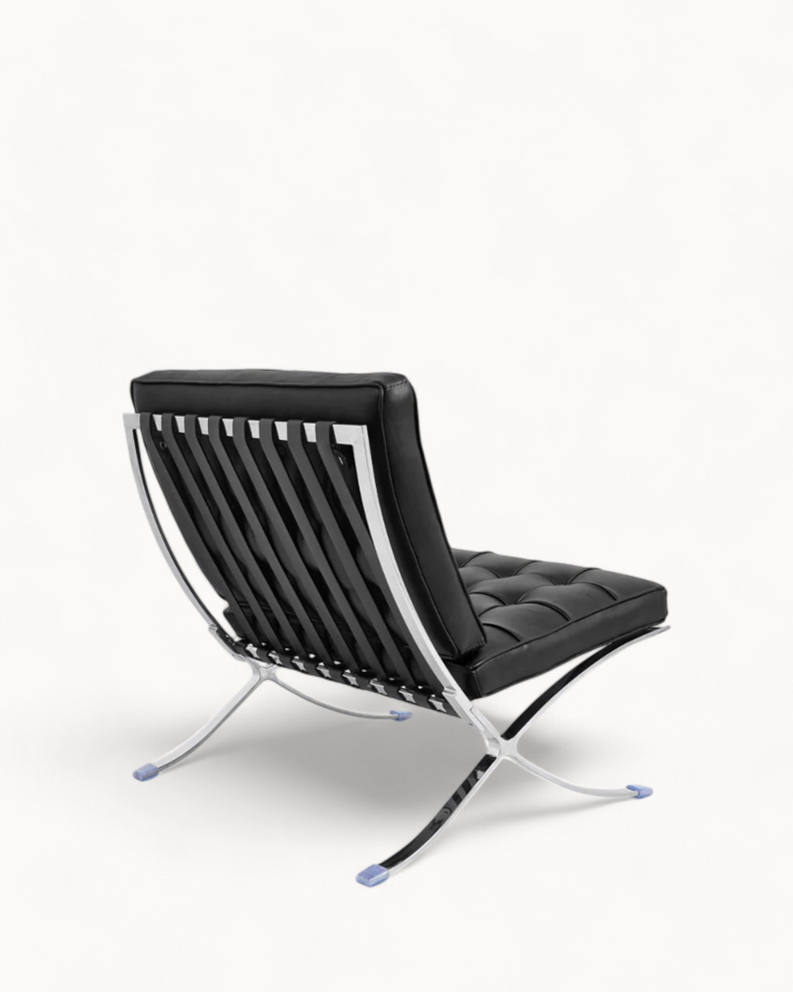 VeroLuxe Lounge – Komfortabel lænestol i mikrofiberlæder med forkromede detaljer og fodskammel