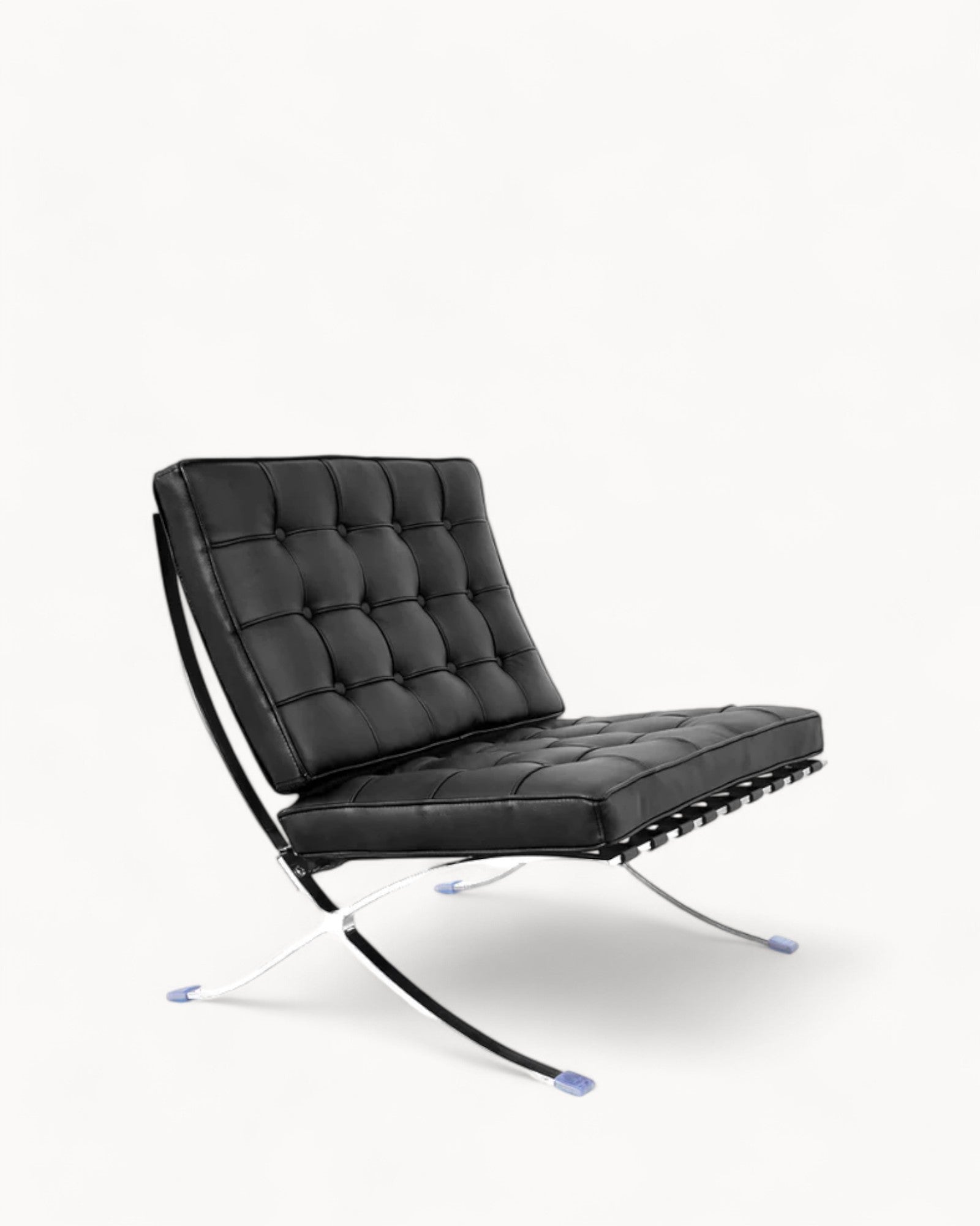 VeroLuxe Lounge – Komfortabel lænestol i mikrofiberlæder med forkromede detaljer og fodskammel