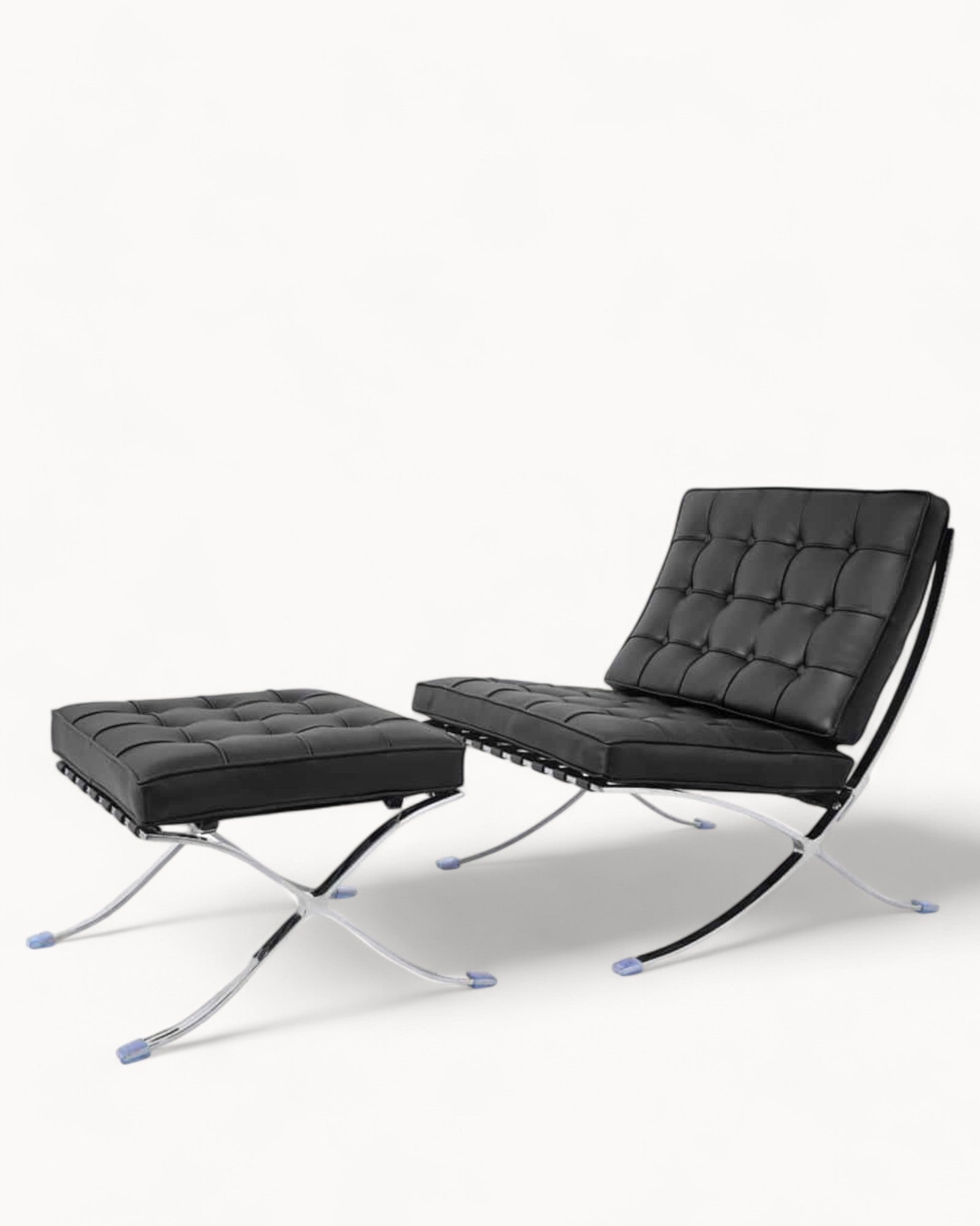 VeroLuxe Lounge – Komfortabel lænestol i mikrofiberlæder med forkromede detaljer og fodskammel