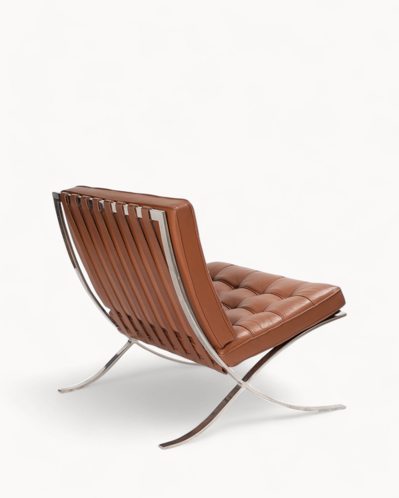 VeroLuxe Lounge – Komfortabel lænestol i mikrofiberlæder med forkromede detaljer og fodskammel