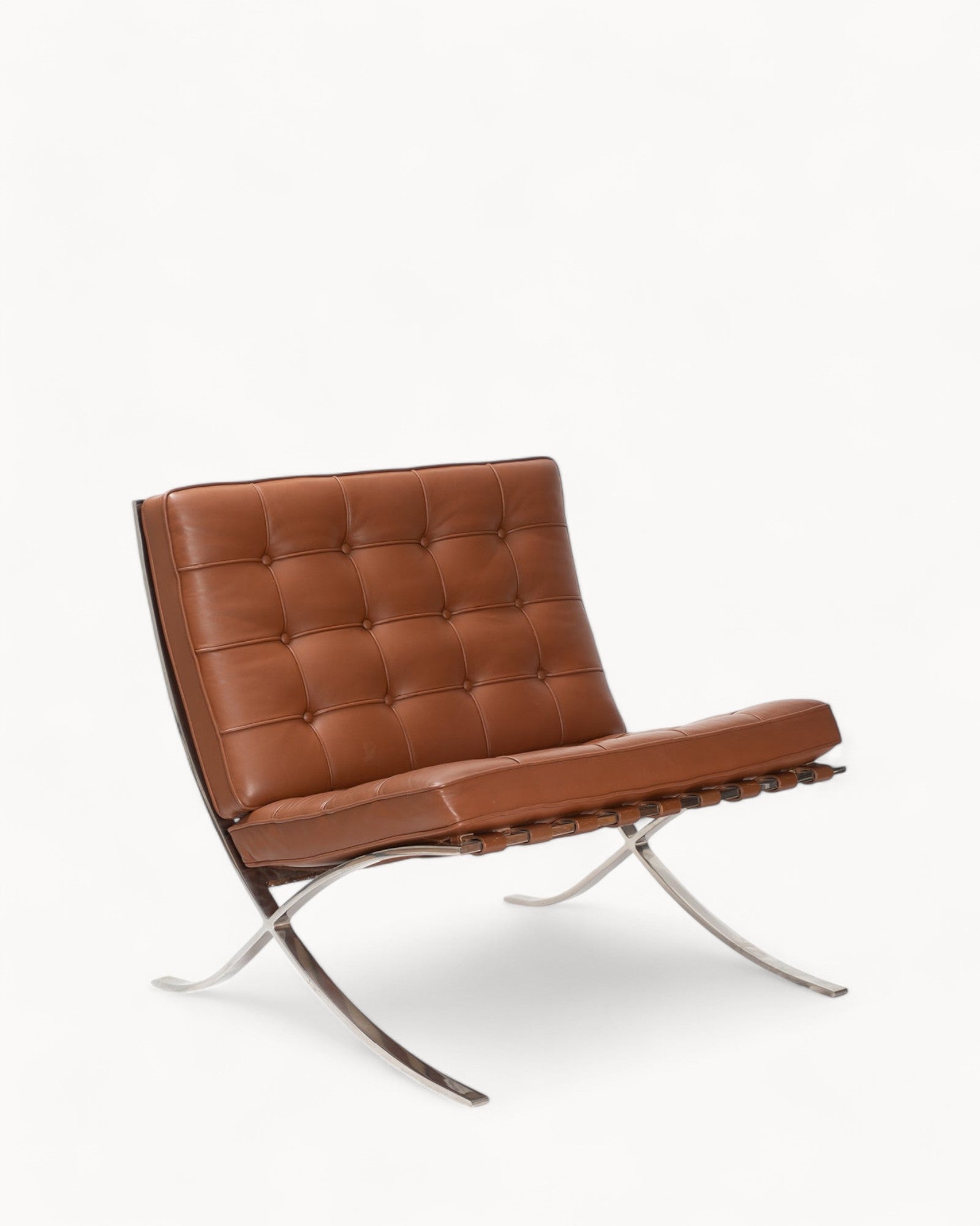 VeroLuxe Lounge – Komfortabel lænestol i mikrofiberlæder med forkromede detaljer og fodskammel