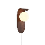 Væglampe i træ med glaskugle til indendørs brug