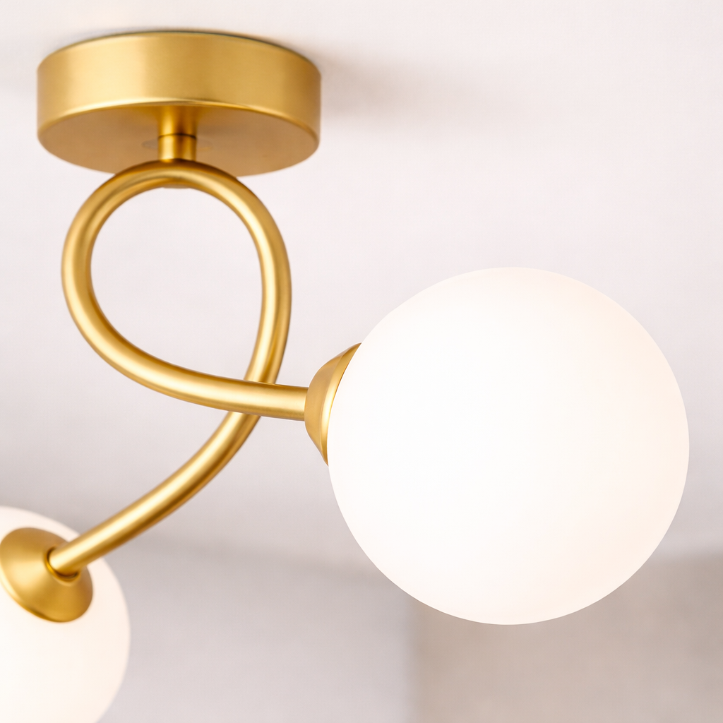 Plafondlampe i glas i minimalistisk stil til indendørs brug