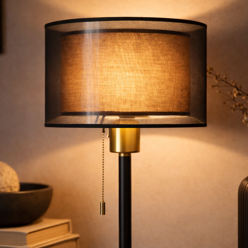 Bordlampe med dobbelt lampeskærm i stof til indendørs brug