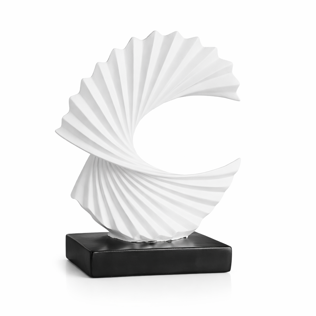 Skulptur formet som halvmåne til indendørs brug