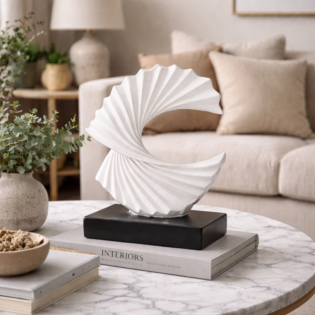 Skulptur formet som halvmåne til indendørs brug