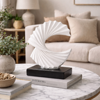 Skulptur formet som halvmåne til indendørs brug