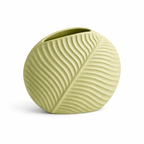 Flad rund keramisk vase med relief