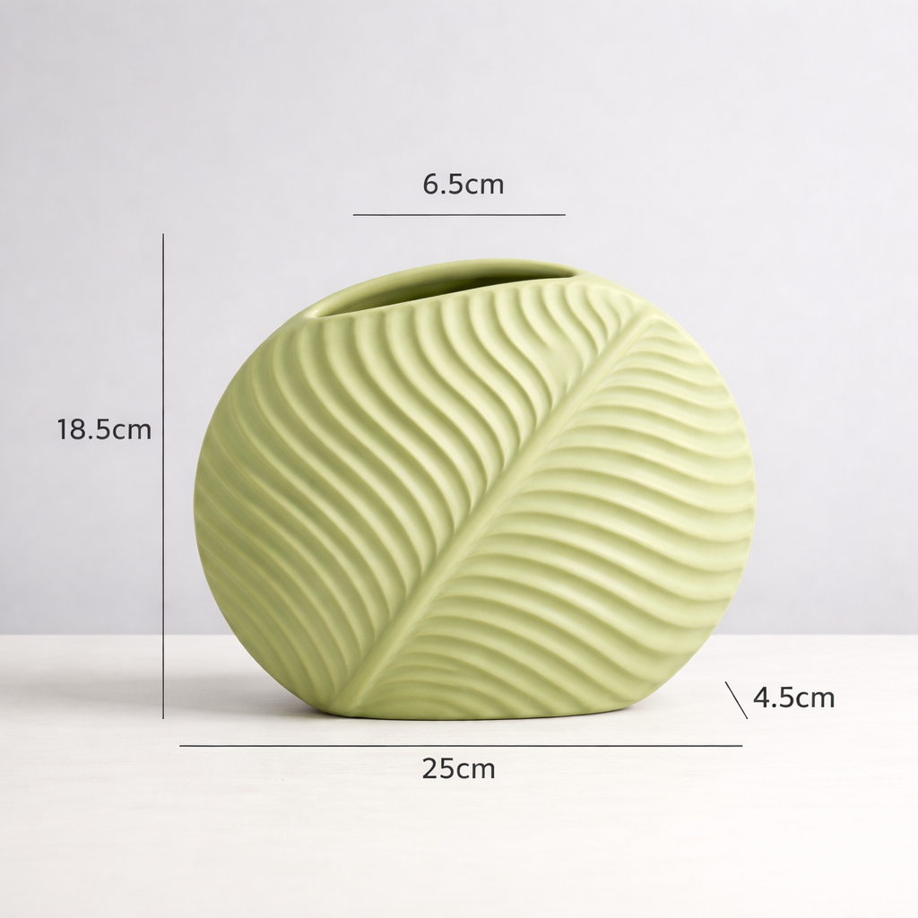 Flad rund keramisk vase med relief