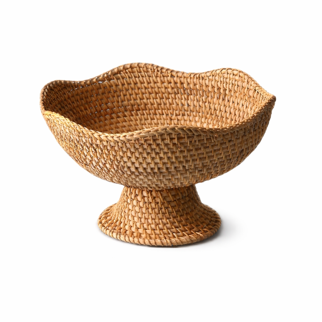 Frugtskål på fod i rattan til indendørs brug
