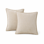 Ensfarvet pyntepude med dekorativ kant til indendørs brug