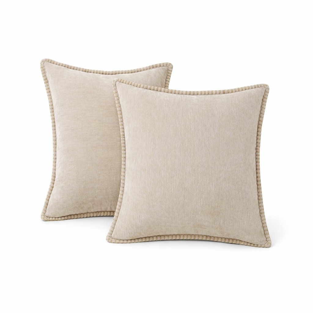 Ensfarvet pyntepude med dekorativ kant til indendørs brug