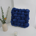Blød boligdekoration til sofa og seng – Pyntepude med knapdesign