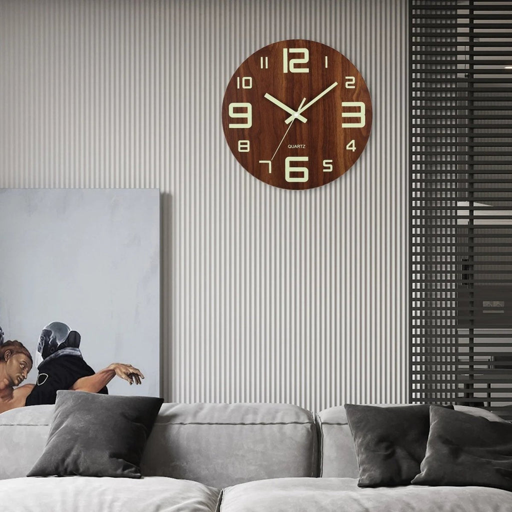 Easily readable time in dark rooms – Wall clock with glowing numbers