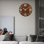 Easily readable time in dark rooms – Wall clock with glowing numbers