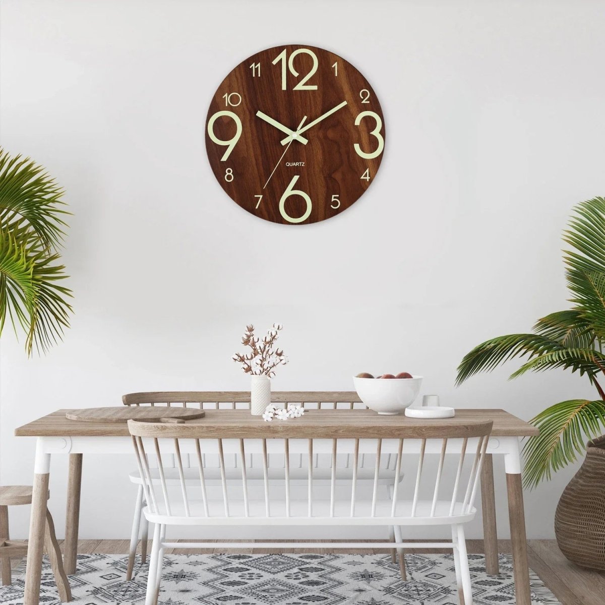 Easily readable time in dark rooms – Wall clock with glowing numbers