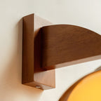 Væglampe i træ med halvkugleformet skærm