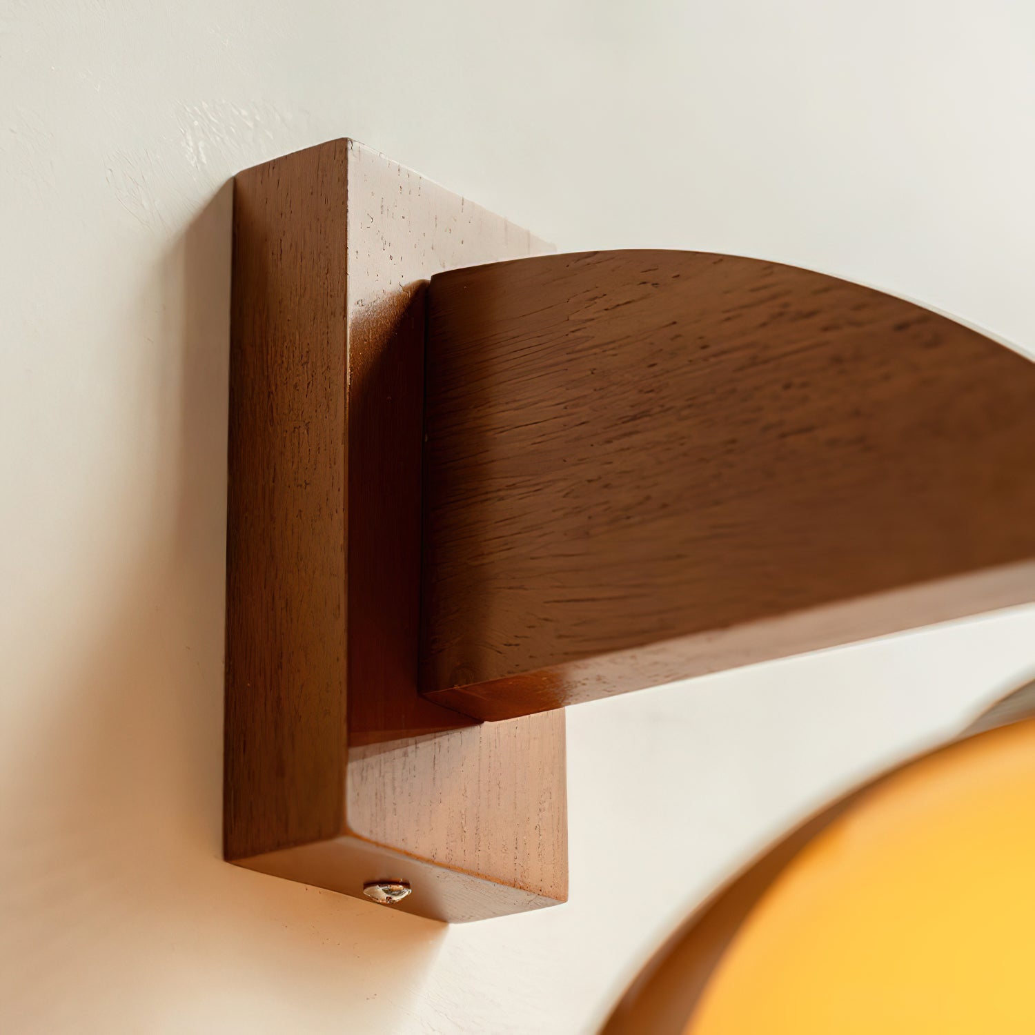 Væglampe i træ med halvkugleformet skærm