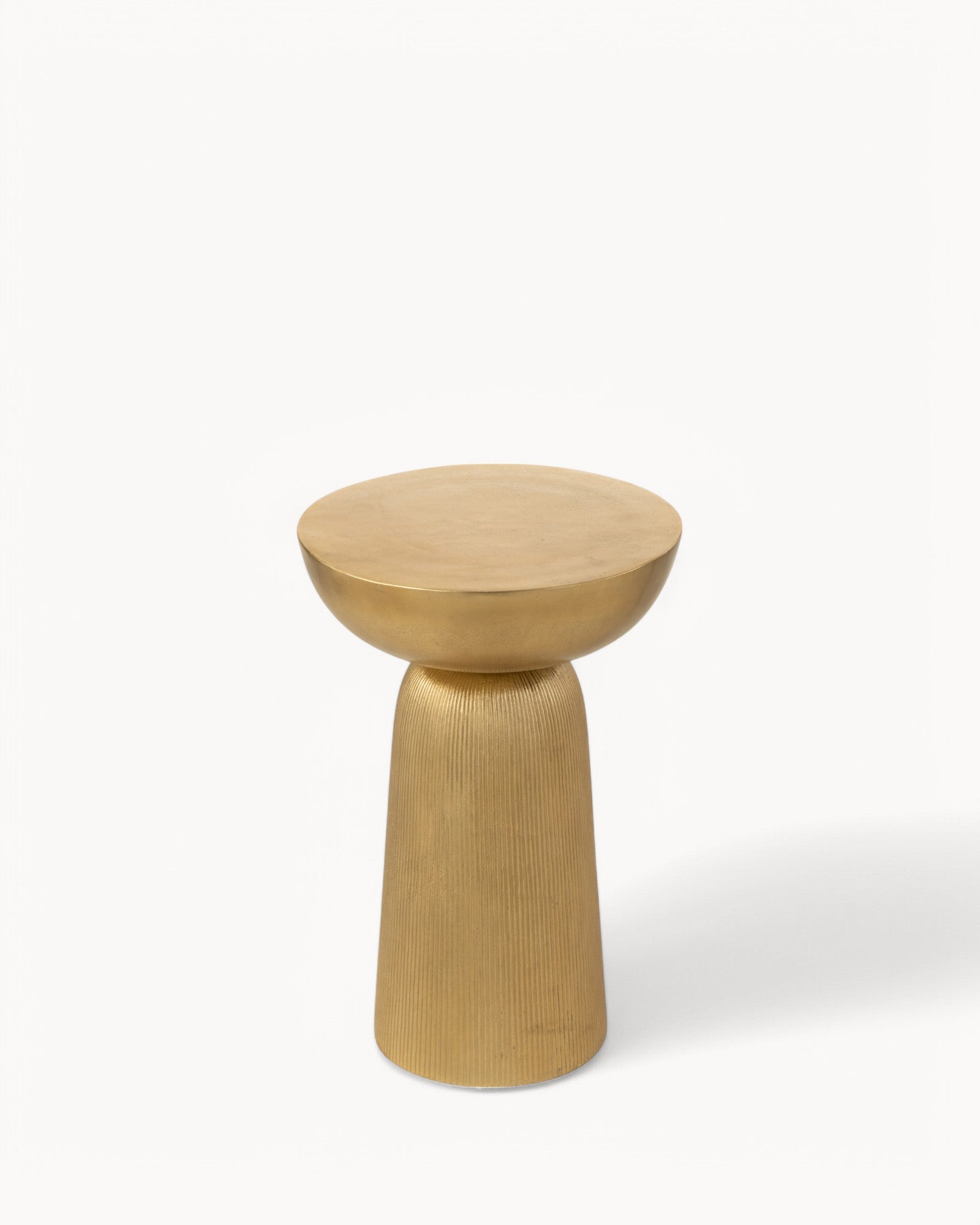 LumaGold Table – gyldent sidebord med metalramme, 36x36x52 cm