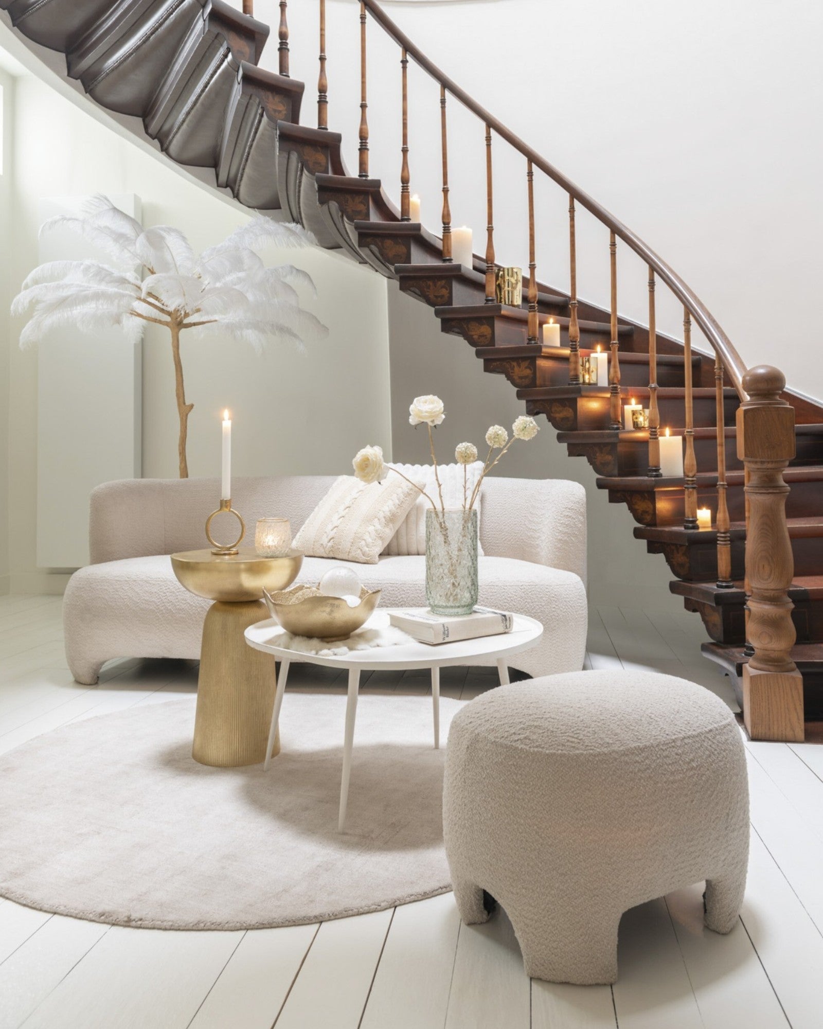 LumaGold Table – gyldent sidebord med metalramme, 36x36x52 cm