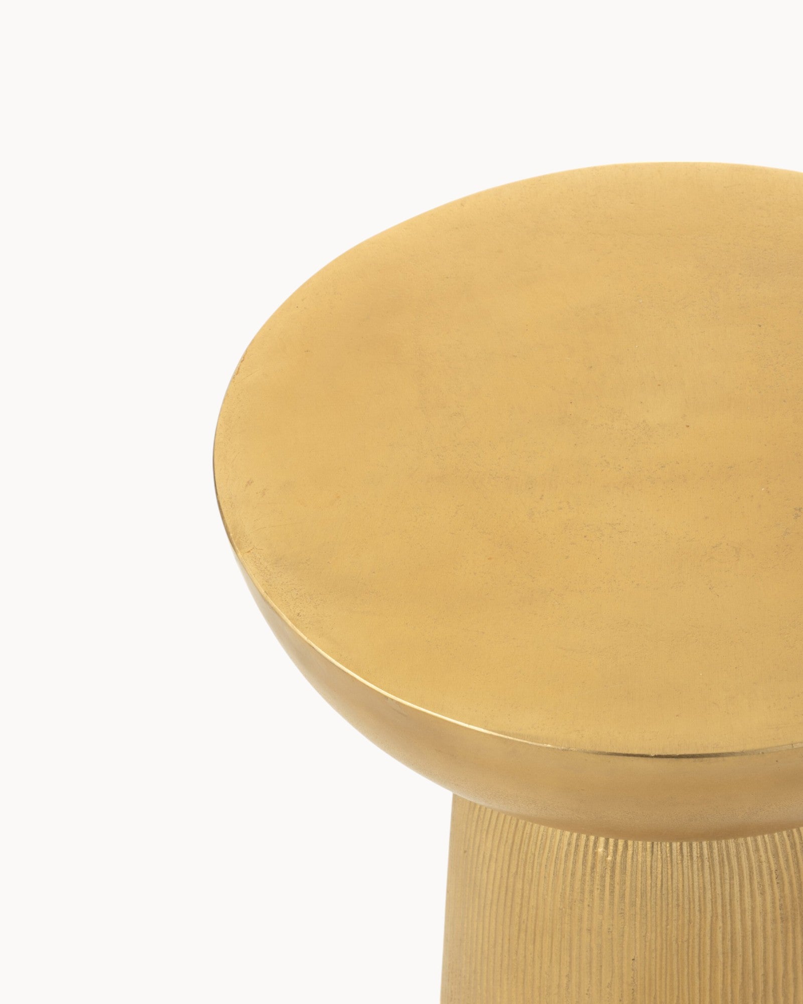 LumaGold Table – gyldent sidebord med metalramme, 36x36x52 cm