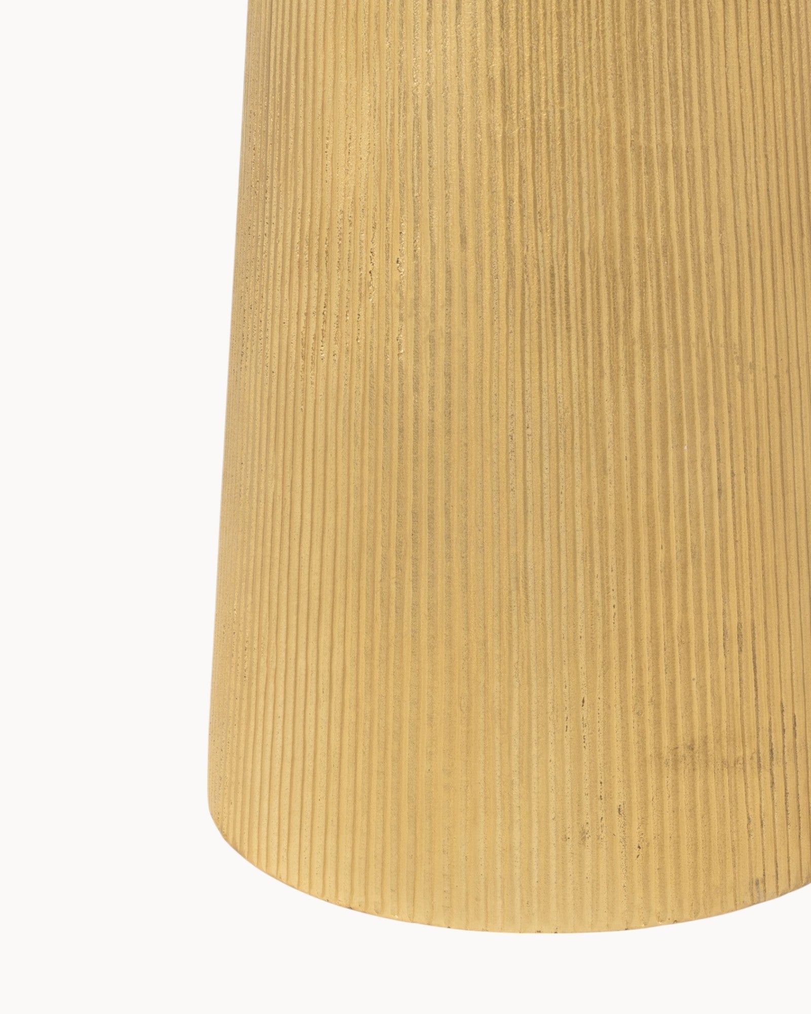 LumaGold Table – gyldent sidebord med metalramme, 36x36x52 cm