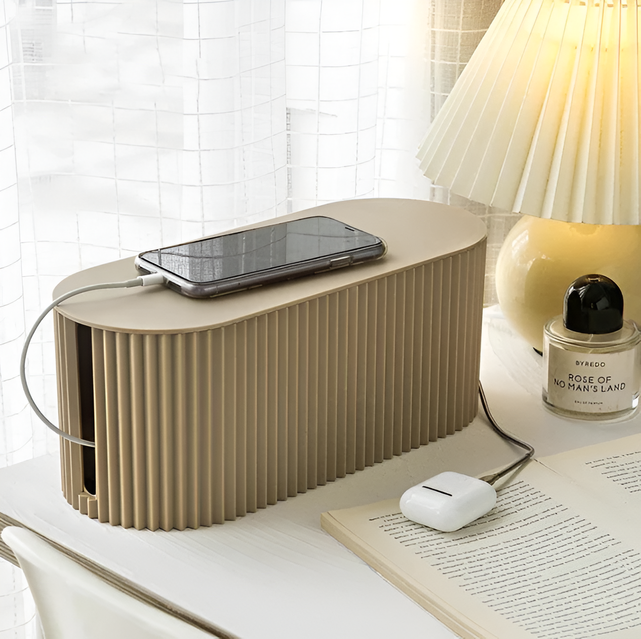 Kabelboks til stikdåse og opladere med låg