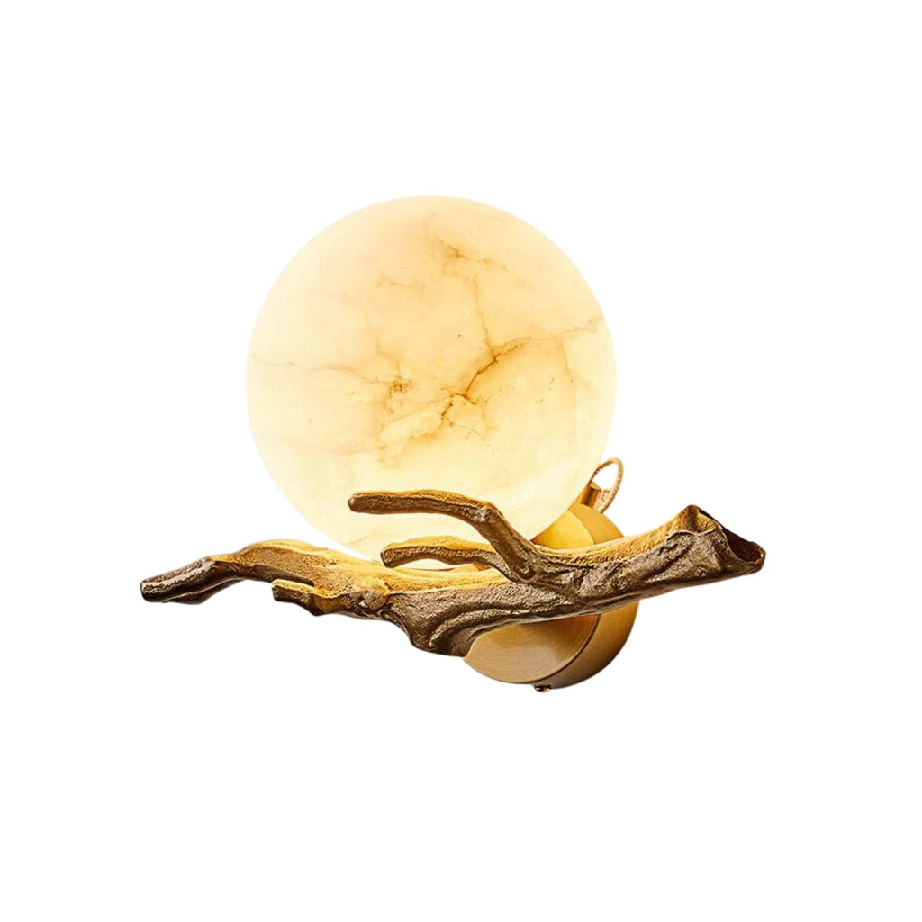 Væglampe med kugle i marmorlook til indendørs brug