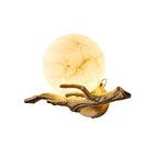 Væglampe med kugle i marmorlook til indendørs brug