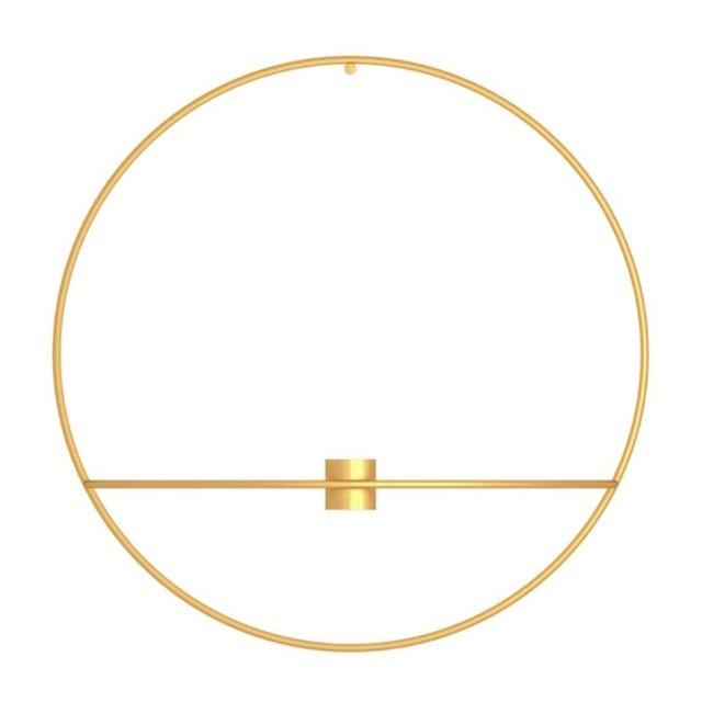 Moderne vægdekoration med lysestage og vase i metal