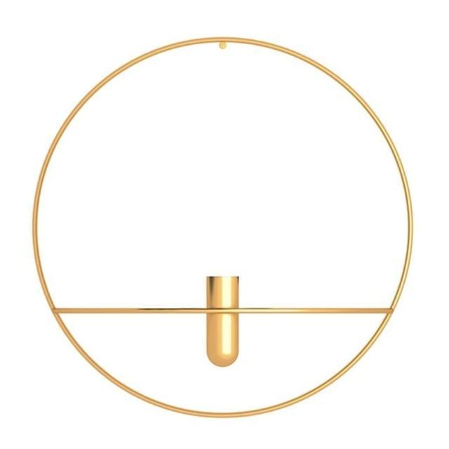 Moderne vægdekoration med lysestage og vase i metal