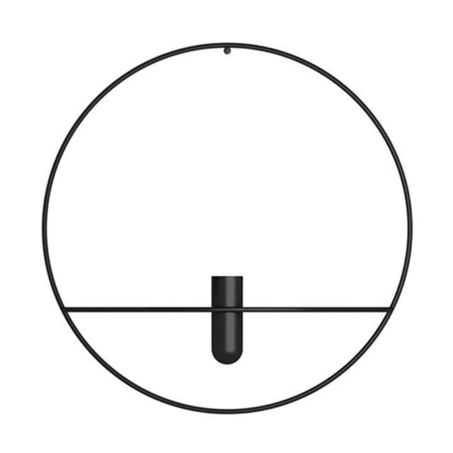 Moderne vægdekoration med lysestage og vase i metal