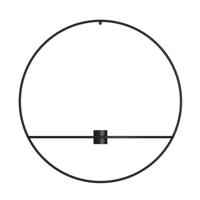 Moderne vægdekoration med lysestage og vase i metal