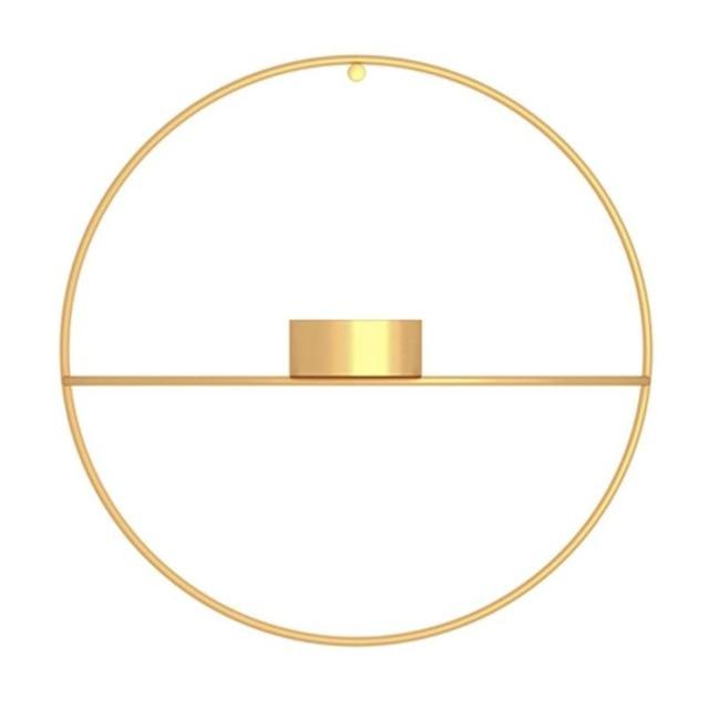 Moderne vægdekoration med lysestage og vase i metal