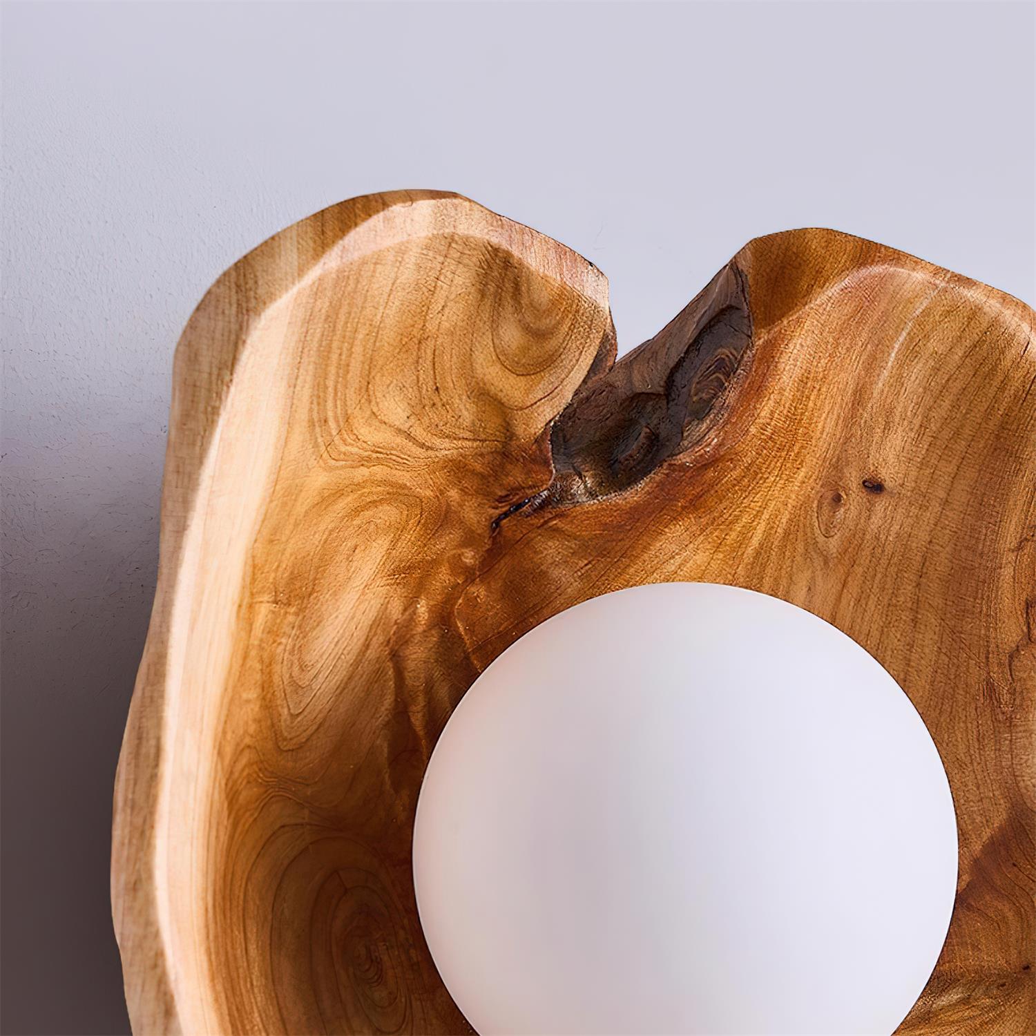 Væglampe i træ med rund lyskilde