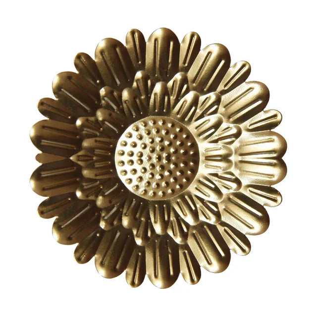 Circular wall decoration in metal with gold finish