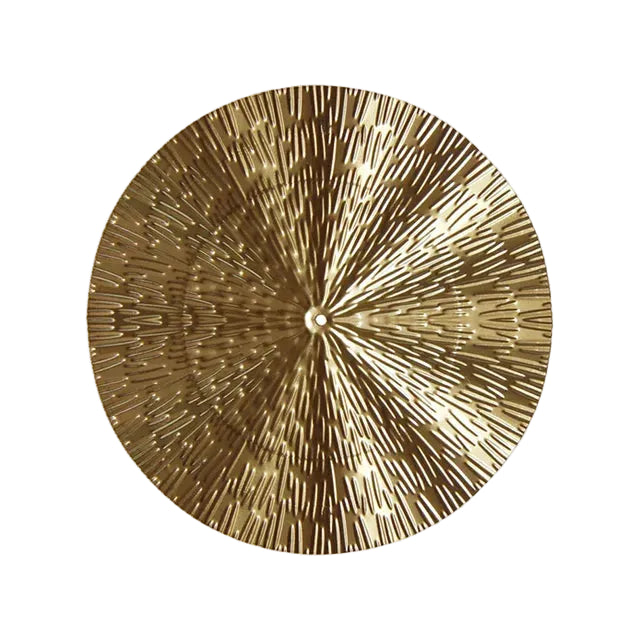 Cirkelformet vægdekoration i metal med guldfinish