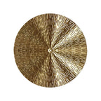 Cirkelformet vægdekoration i metal med guldfinish