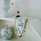 Vægur med smeltet design til indendørs brug