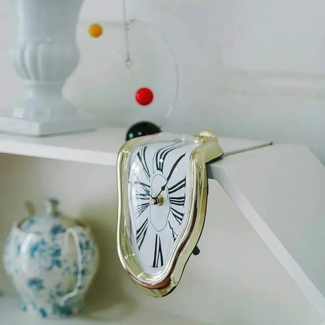 Vægur med smeltet design til indendørs brug