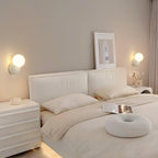 Væglampe med glaskugle til indendørs brug