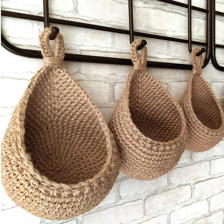 Hanging wall baskets in cotton yarn for indoor use