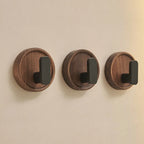 Easy hanging without drilling – Self-adhesive wall hooks in walnut wood